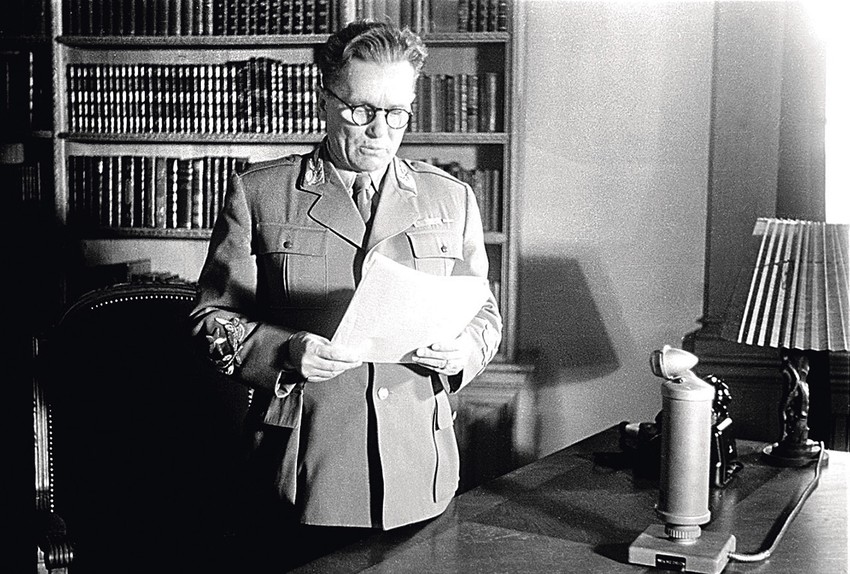 Maršal Tito čita govor za radio povodom završetka rata u Evropi, 9. maj 1945. 