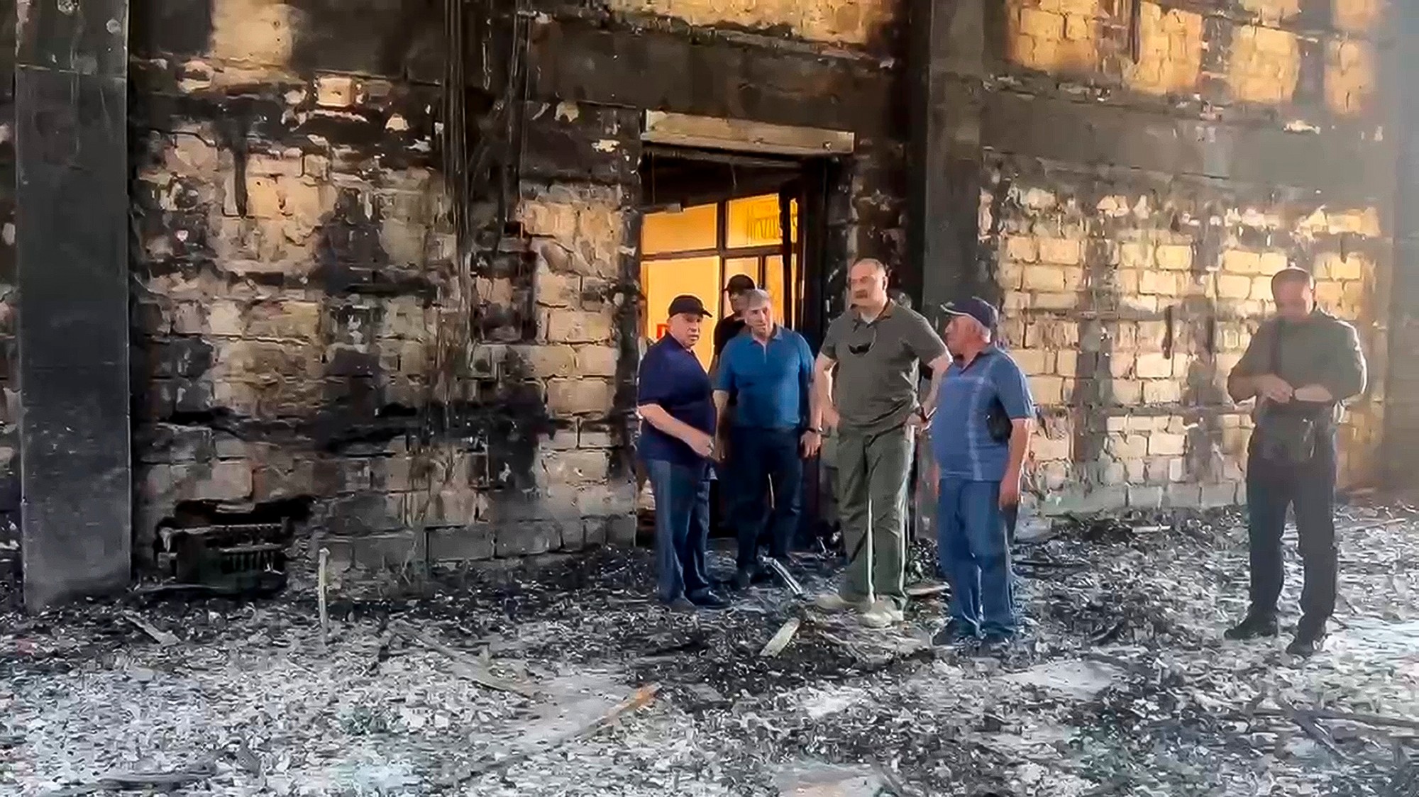 V Dagestane na juhu Ruska došlo k útoku na synagógu, chrám a policajný post.