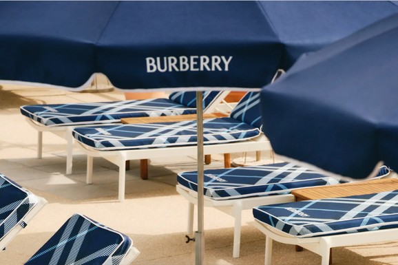 Modni raj na plaži: Burberry transformiše legendarni Hôtel Belles Rives