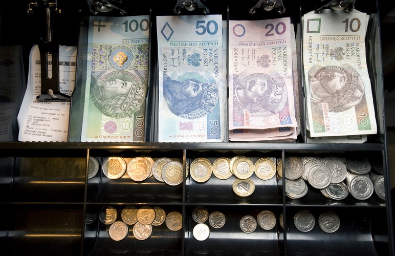 W zależności od naszych planów, a także od naszego wieku zmieniają się m.in. czas inwestycji czy zakres akceptowalnych przez nas zagrożeń. Przykład: 20-letnia osoba, która chce zabezpieczyć finansowo swoją przyszłość na emeryturze, może wykazywać się relatywnie większą skłonnością do bardziej ryzykownych decyzji z uwagi na długi termin inwestycji (kilkuletnie cykle koniunkturalne czy zmiany wartości aktywów mają w perspektywie kilkudziesięciu lat stosunkowo małe znaczenie). <br><br>

Postawienie sobie jasnych celów, dla których inwestujemy, może zwiększyć prawdopodobieństwo ich osiągnięcia, o ile odpowiednio dobierzemy środki ich realizacji. Jeżeli mamy kilka celów, należy nadać im hierarchię, przypisać odpowiednie horyzonty czasowe i poziomy akceptowalnego ryzyka.