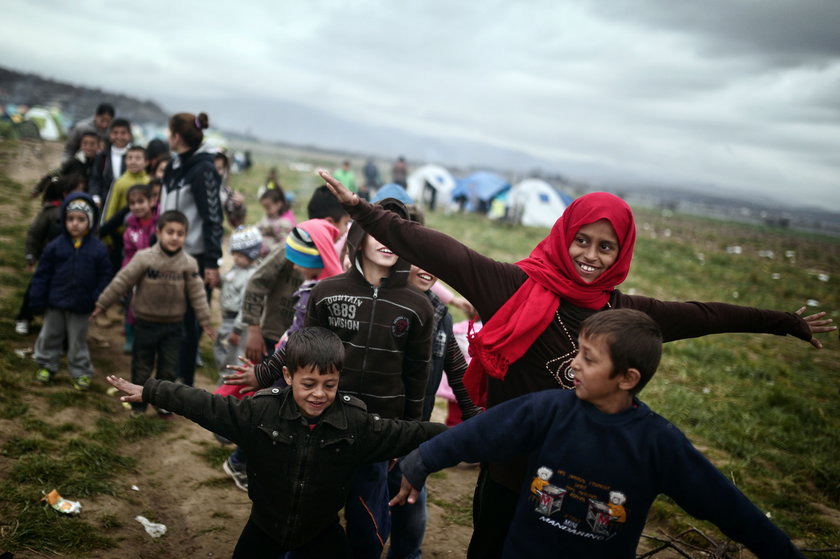 Dzieci uciekające przed okrucieństwem wojny