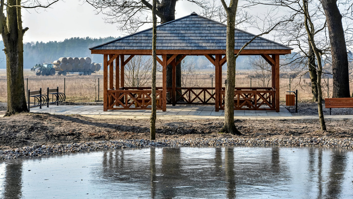 Park w Ochli w te mroźne dni zachwyca. Woda w znajdującym się tu zbiorniku wodnym zamarzła. A przy nim znajduje się już drewniany pomost widokowy o wielkości 300 mkw. Nad płynącym przez park strumieniem zbudowano pomost. Są też nowe lampy, wytyczono ścieżki, ale nie wszystkie są jeszcze skończone. Park ma wzbogacić się o placyki wypoczynkowe, a jak pogoda będzie sprzyjać, zasadzona będzie nowa roślinność. Park ma być gotowy do końca miesiąca.