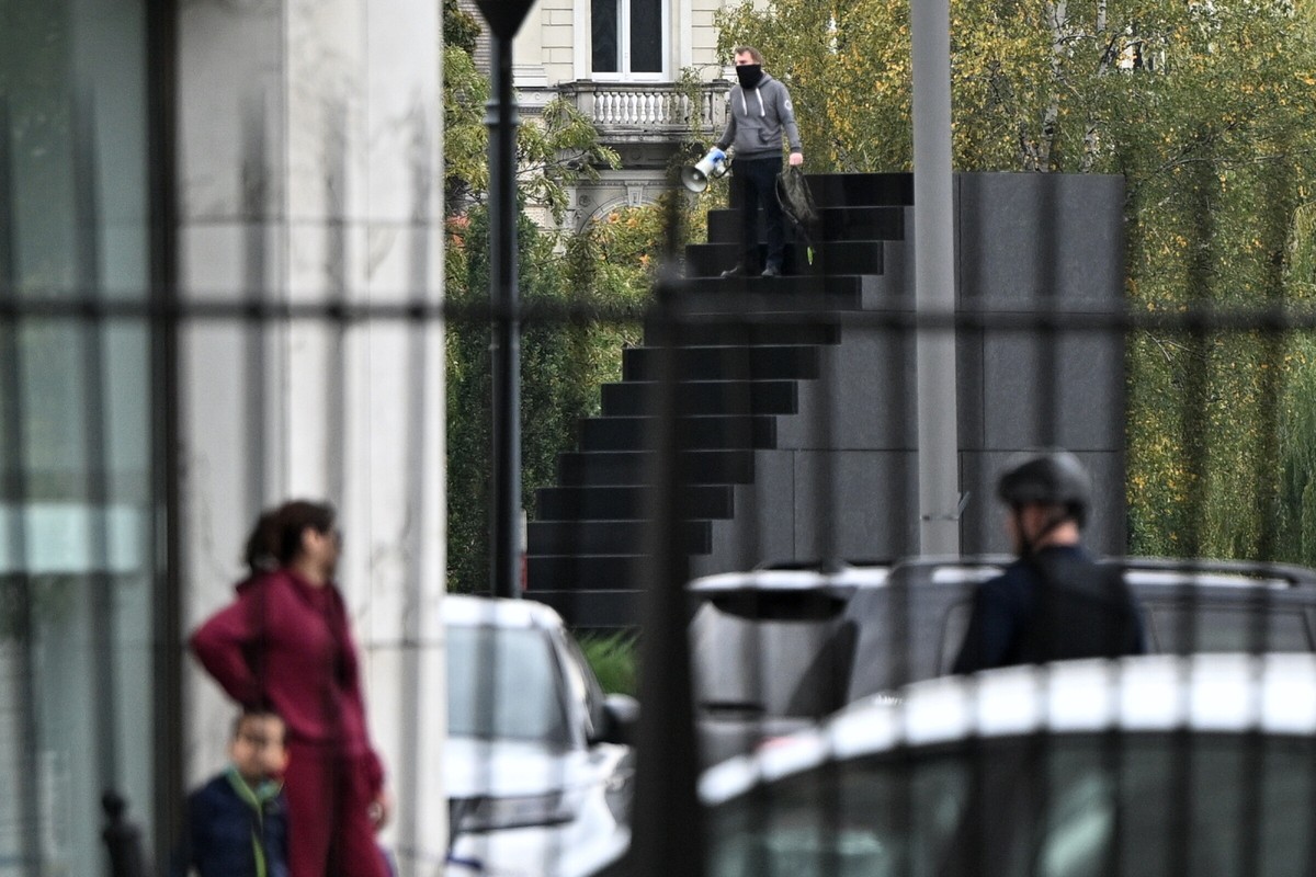 Mężczyzna na pomniku smoleńskim na placu Piłsudskiego w Warszawie