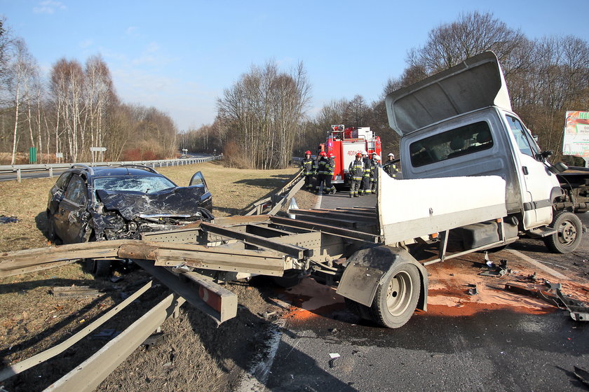 Preczów. Zderzenie ciężarówki z fordem mondeo na DK-86 