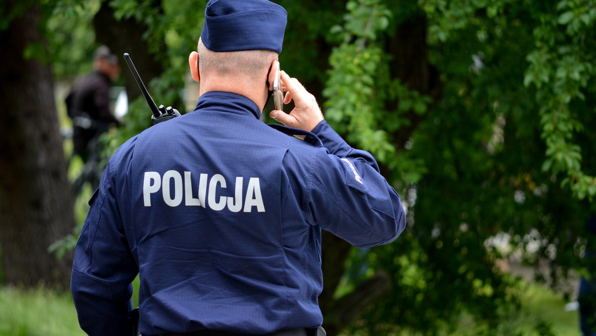 Dziecko pod opieką pijanych rodziców. Policjant oddał strzał z broni