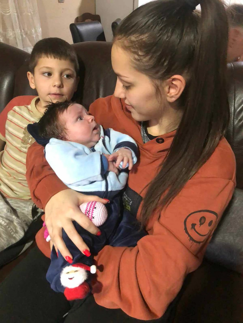 Najmlađi Šućurović u naručju sestre