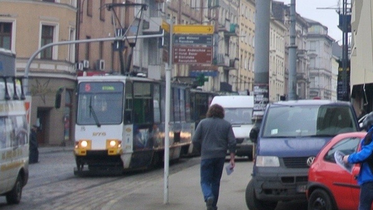 - Na odcinku od ul. Ratajczaka do ul. Piekary nie ma oświetlenia - napisała do portalu codziennypoznan.pl Użytkowniczka Katarzyna. Redakcja sprawdziła, dlaczego na ulicy, o której rewitalizacji ostatnio tak wiele się mówi, zabrakło jednego z jej najważniejszych elementów, czyli dobrego oświetlenia.