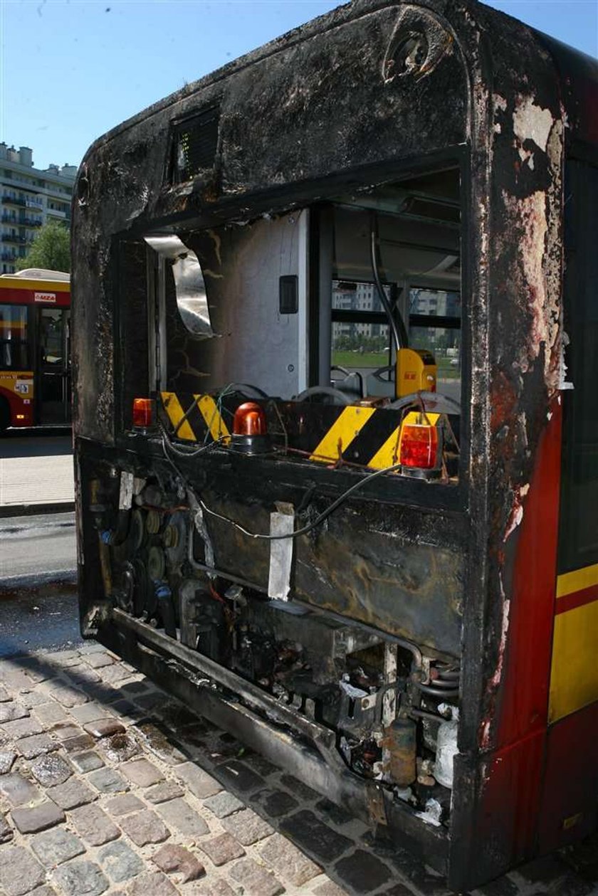 Autobus stanął w płomieniach. FOTO