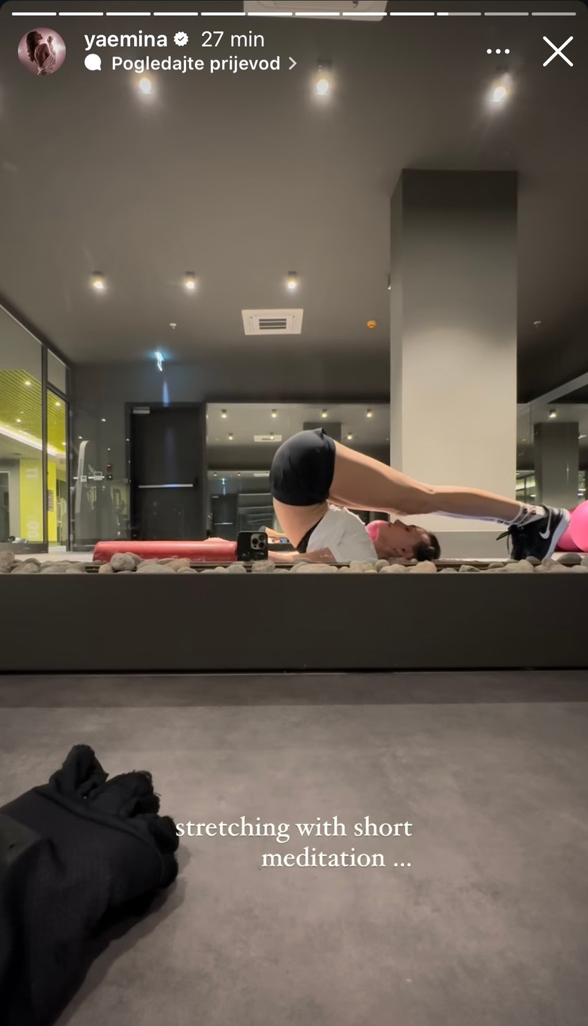 Emina Jahović vežba kod kuće