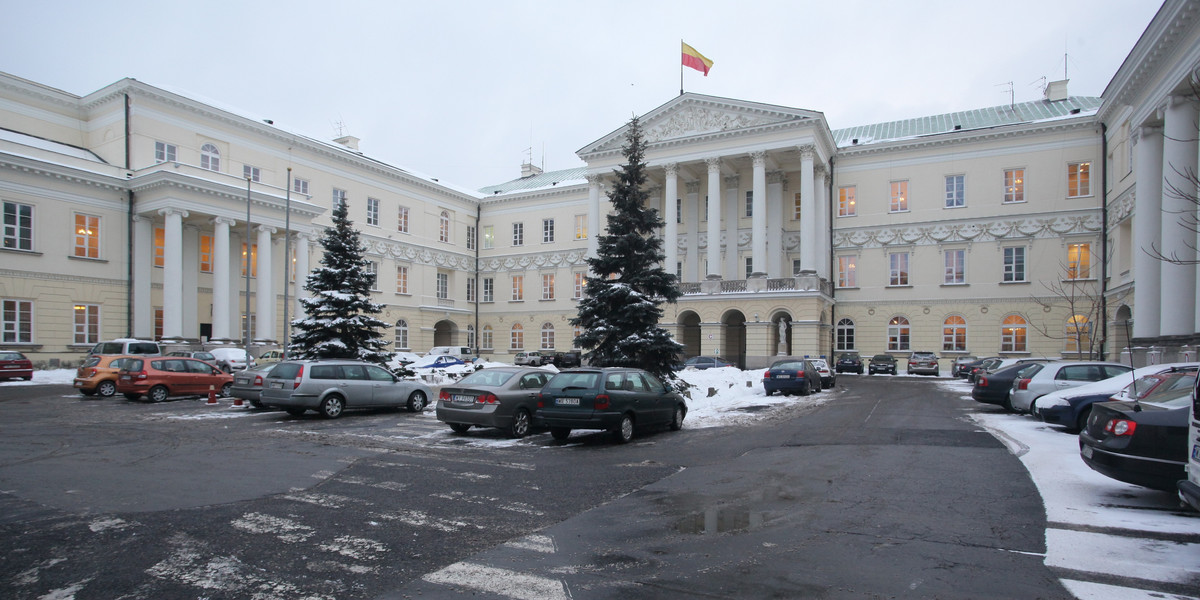 Chodniki nie odśnieżone a przed ratuszem czysto