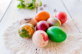 Prva jaja na Uskrs farbaju se u crveno i iza tog običaja krije se VAŽNA LEGENDA: Među bezbroj tehnika šaranja jaja, naš izbor pada na one starinske - šaranje voskom, mramorna jaja...