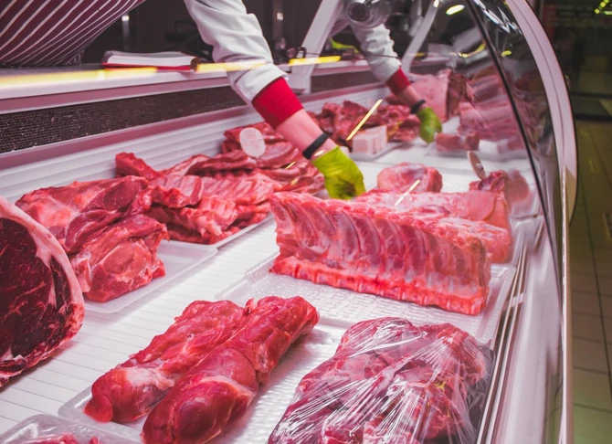 Možda deluje da je dovoljno da meso "lepo izgleda", ali postoji nekoliko jasnih znakova koji otkrivaju njegov pravi kvalitet