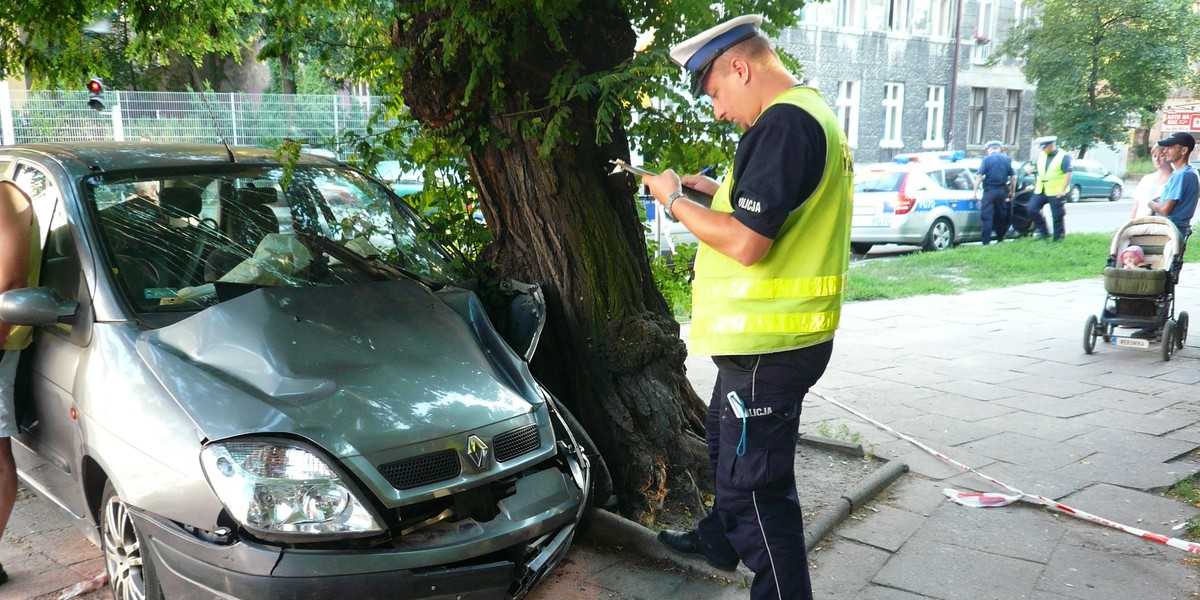 WYPADEK NA SKRZYZOWANIU UL ZEROMSKIEGO I WIECKOWSKIEGO 