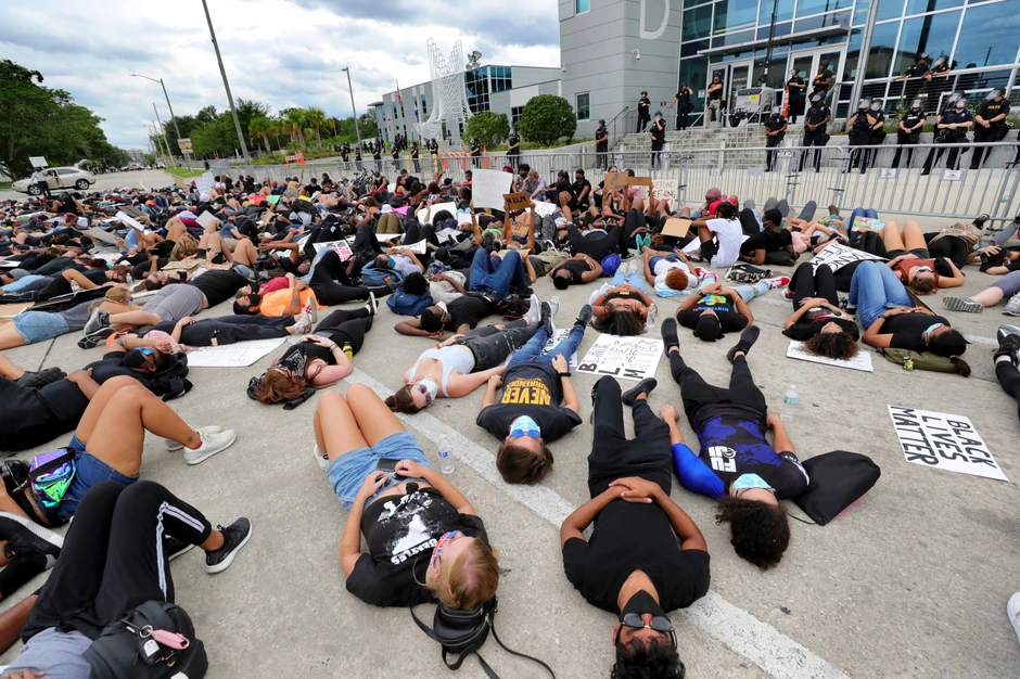 Demonstrantni leže ispred Policijske stanice u Orlandu na Floridi