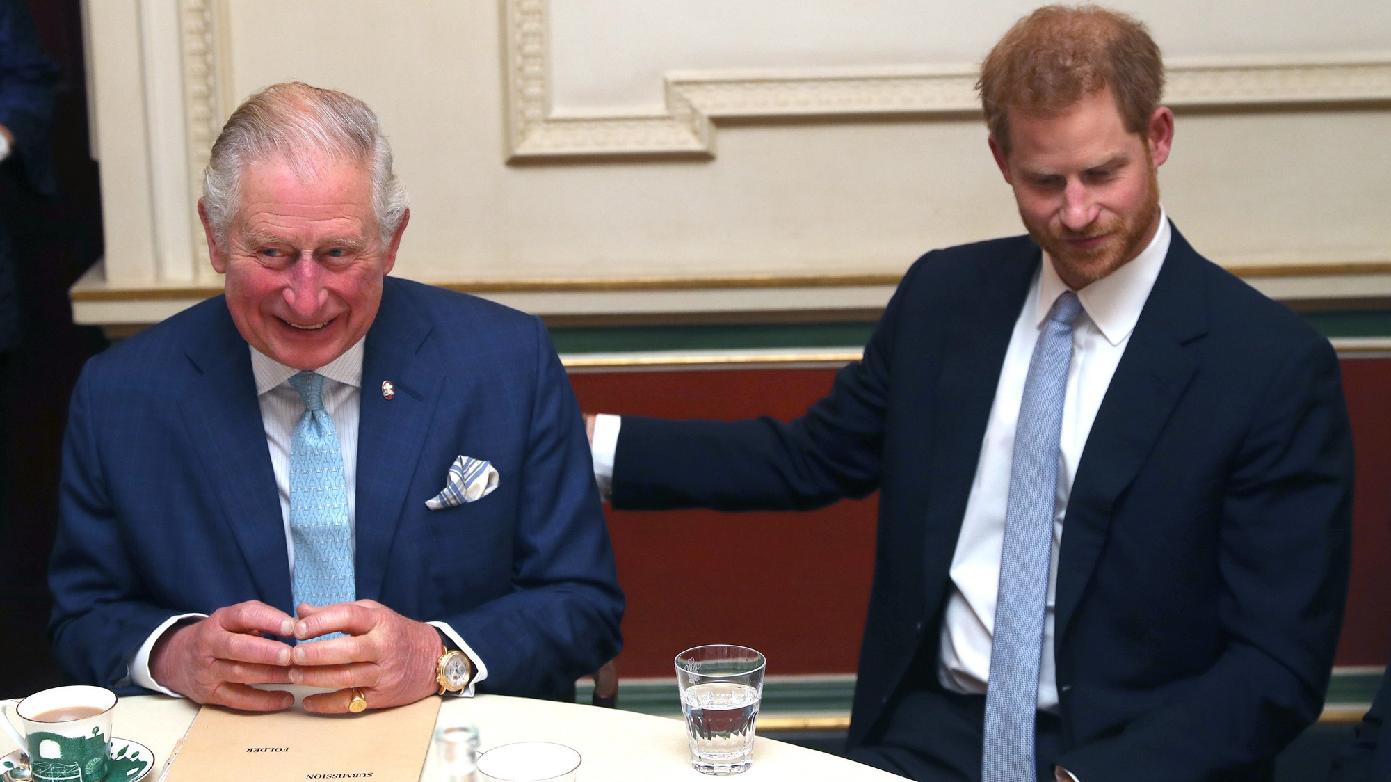 Kráľ a princ Harry.