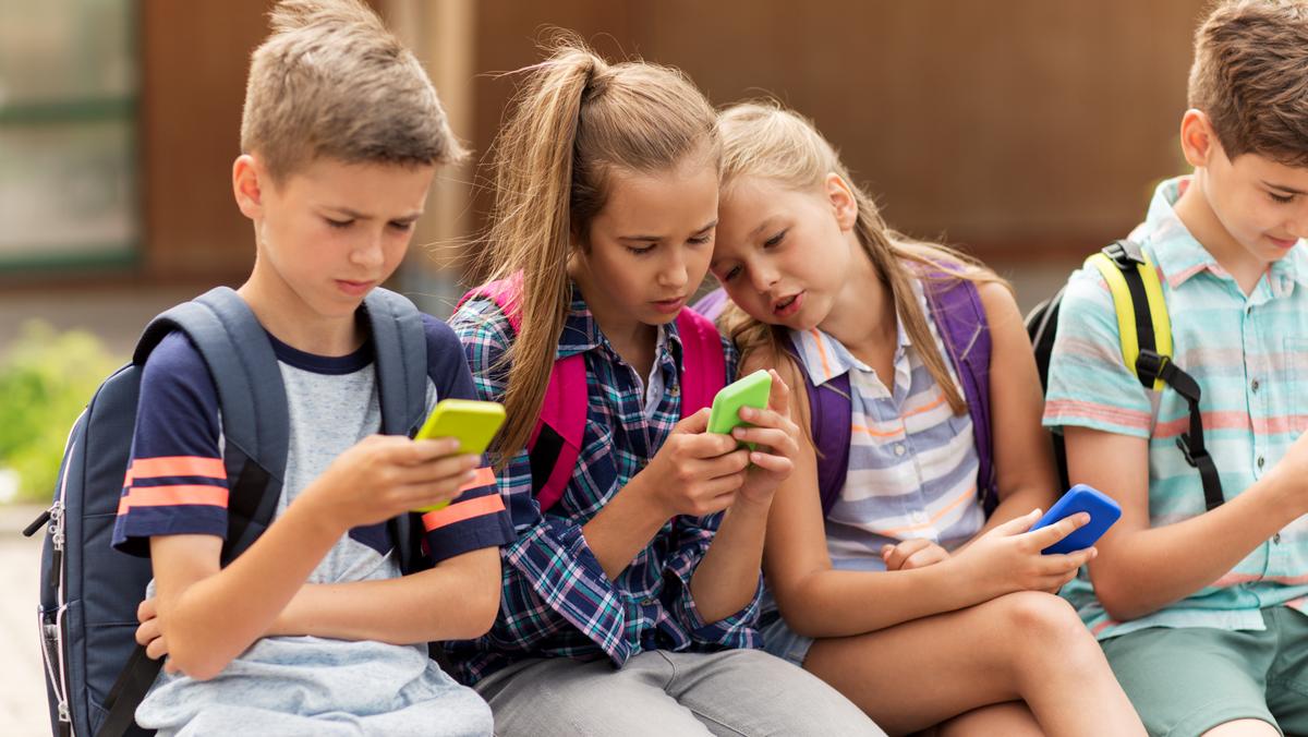 Uczniowie z telefonami komórkowymi