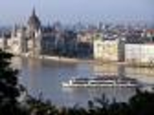 Panorma Budapesztu, z wiodkiem na węgierski parlament. Fot. Bloomberg