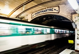 Policja zatrzymała mężczyznę, który groził ludziom w paryskim metrze