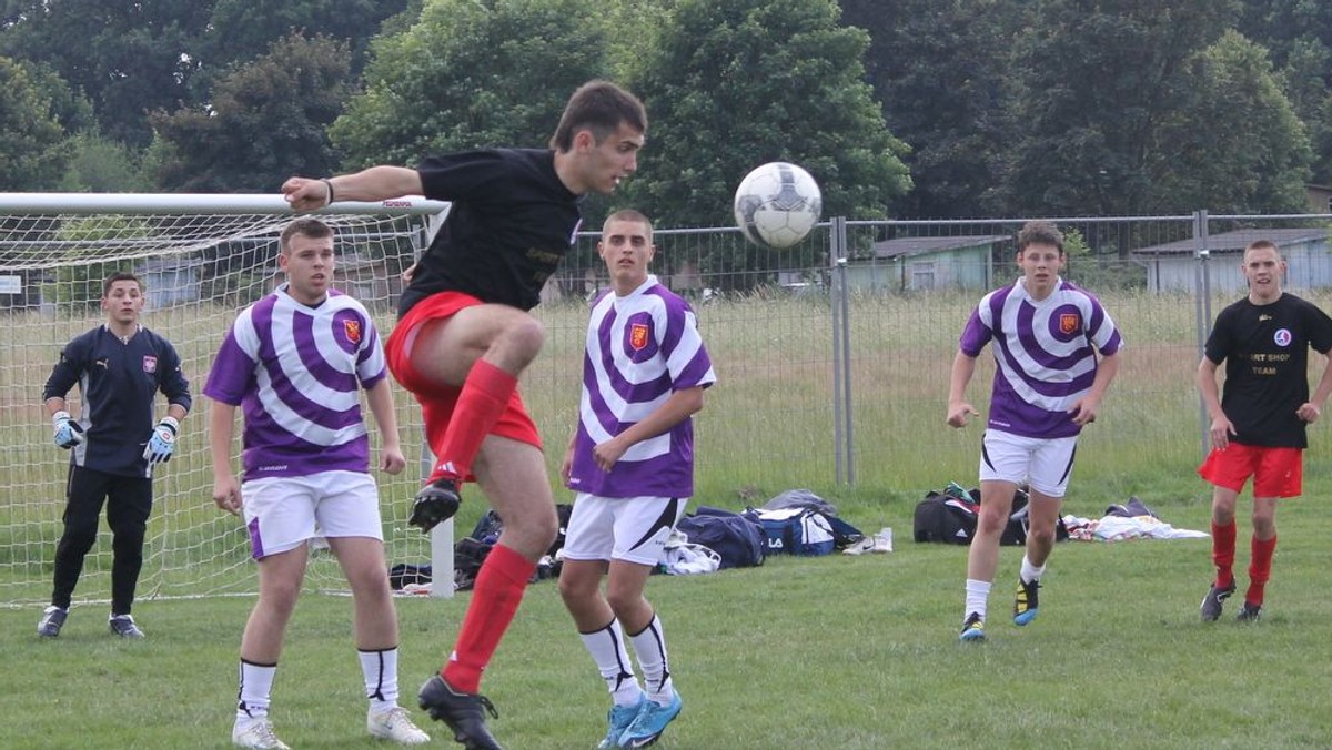 Nie wszyscy zdają sobie sprawę z tego, że obok Ekstraklasy, niższych lig i klas rozgrywkowych istnieją w Polsce struktury futbolowe, które również zrzeszają w swoich szeregach kilkadziesiąt tysięcy piłkarzy. Mowa o Rozgrywkach Playarena.