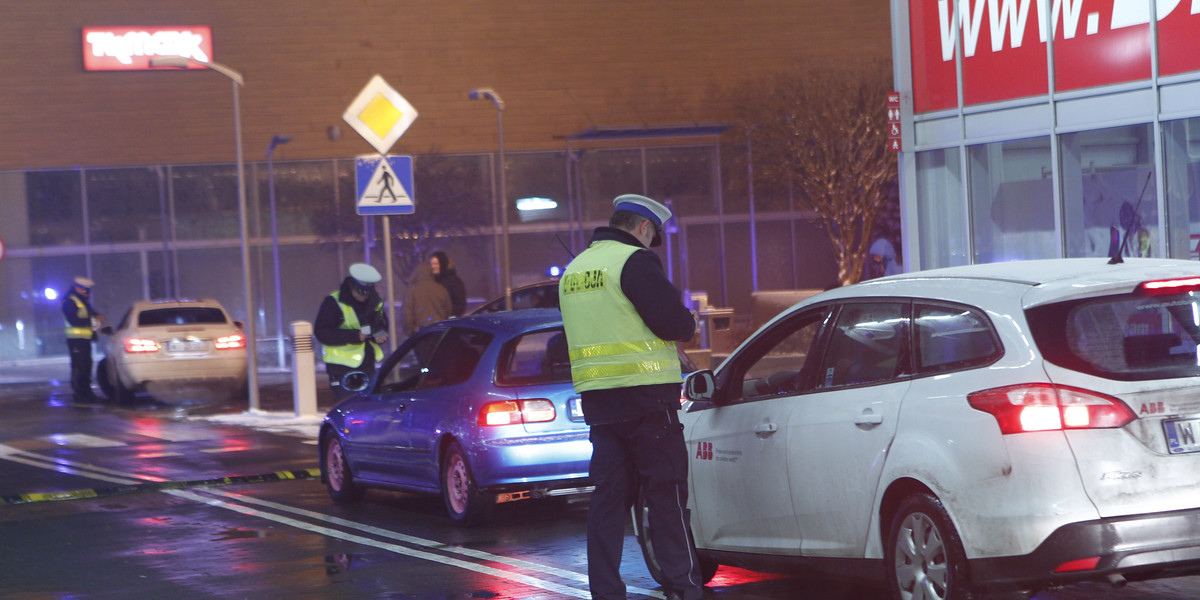 Nielegalny zlot miłośników "jazdy bokiem" na parkingu centrum handlowego M1 w Markach