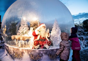 Deda Mraz u staklenoj kugli dočekuje najmlađe posetioce uoči praznika (foto: Olborg, Danska)