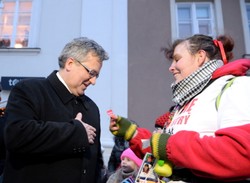 23. Finał WOŚP. Minister zbierał do puszki, dorzucił się też prezydent Komorowski. ZDJĘCIA z całej Polski