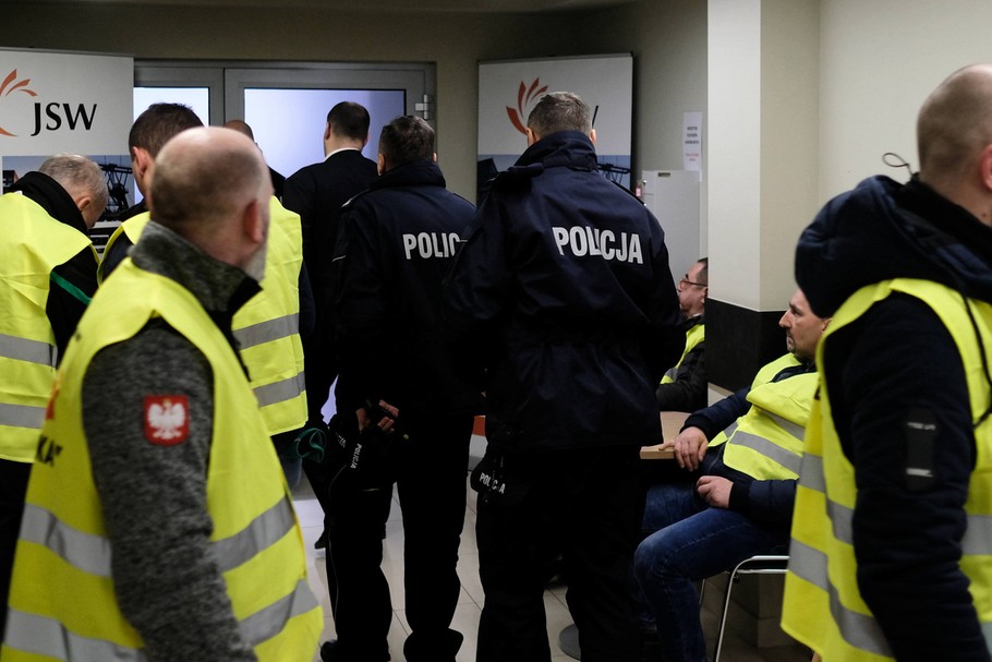 Związkowcy i policjanci w siedzibie Jastrzębskiej Spółki Węglowej. Jastrzębie Zdrój, 10 stycznia 2019 r.