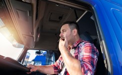 Jak zapobiegać wypadkom ciężarówek spowodowanym przyśnięciem kierowcy