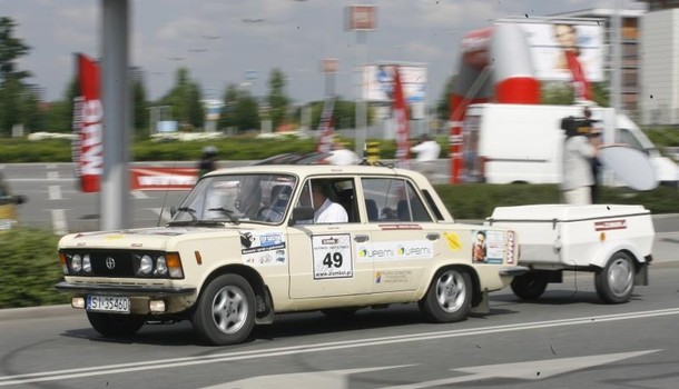 fiat 125 z przyczepą