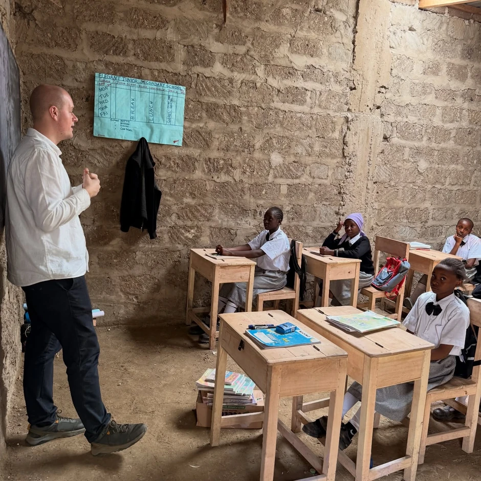 Već drugog dana, kao volonter-učitelj, Valjevac je đacima predavao svahili