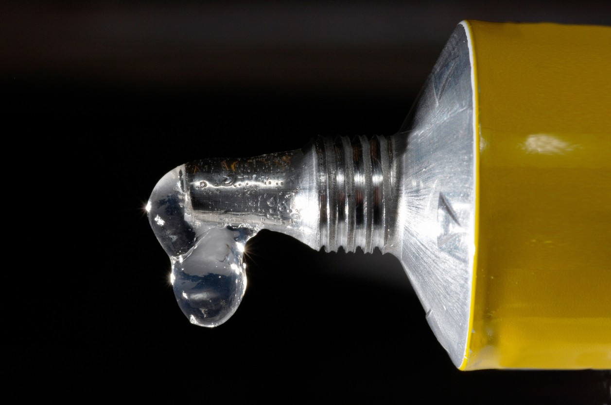 Kombinácia univerzálneho lepidla a kuchynskej soli spevňuje praskliny, čím predlžuje životnosť obuvi.