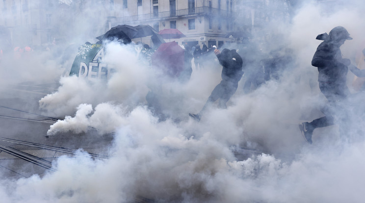 A nyugdíjreform elleni tüntetés résztvevői rendőrségi könnygáz felhőjében a nyugat-franciaországi Nantes-ban / Fotó: MTI / AP / Jeremias Gonzalez