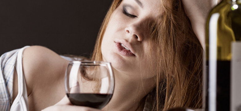 Młode kobiety piją coraz więcej alkoholu