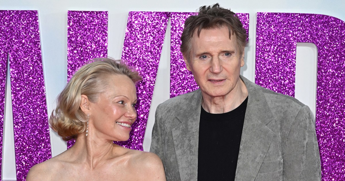 Hoppá! Éppen ezt csinálta Pamela Anderson, amikor megjelent Liam Neeson Kép