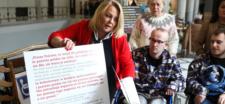 Niepełnosprawni zawieszają protest. Hartwich pisze o "powodach zdrowotnych"