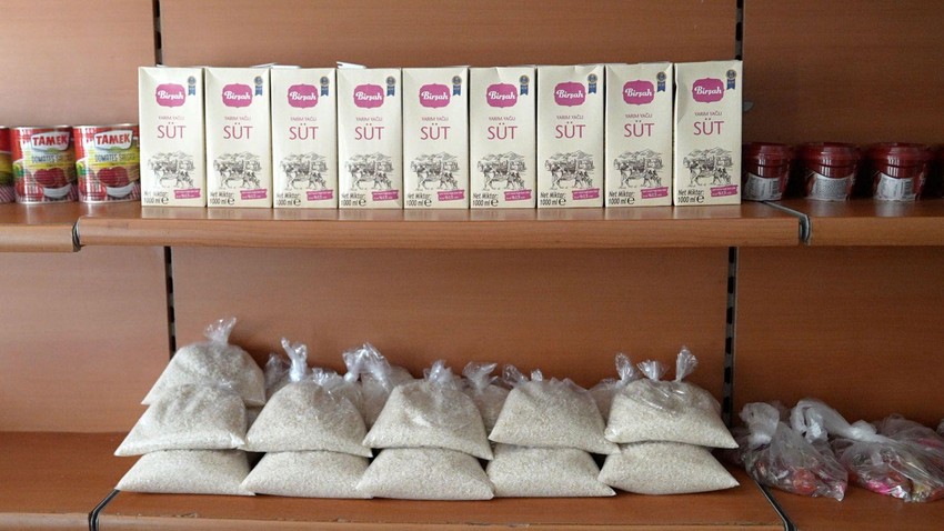 Karagoz kaže da je njegova organizacija tokom protekle decenije izbeglicama obezbedila zalihe poput pirinča, mleka i konzervisanog paradajz pirea. | Foto: BBC