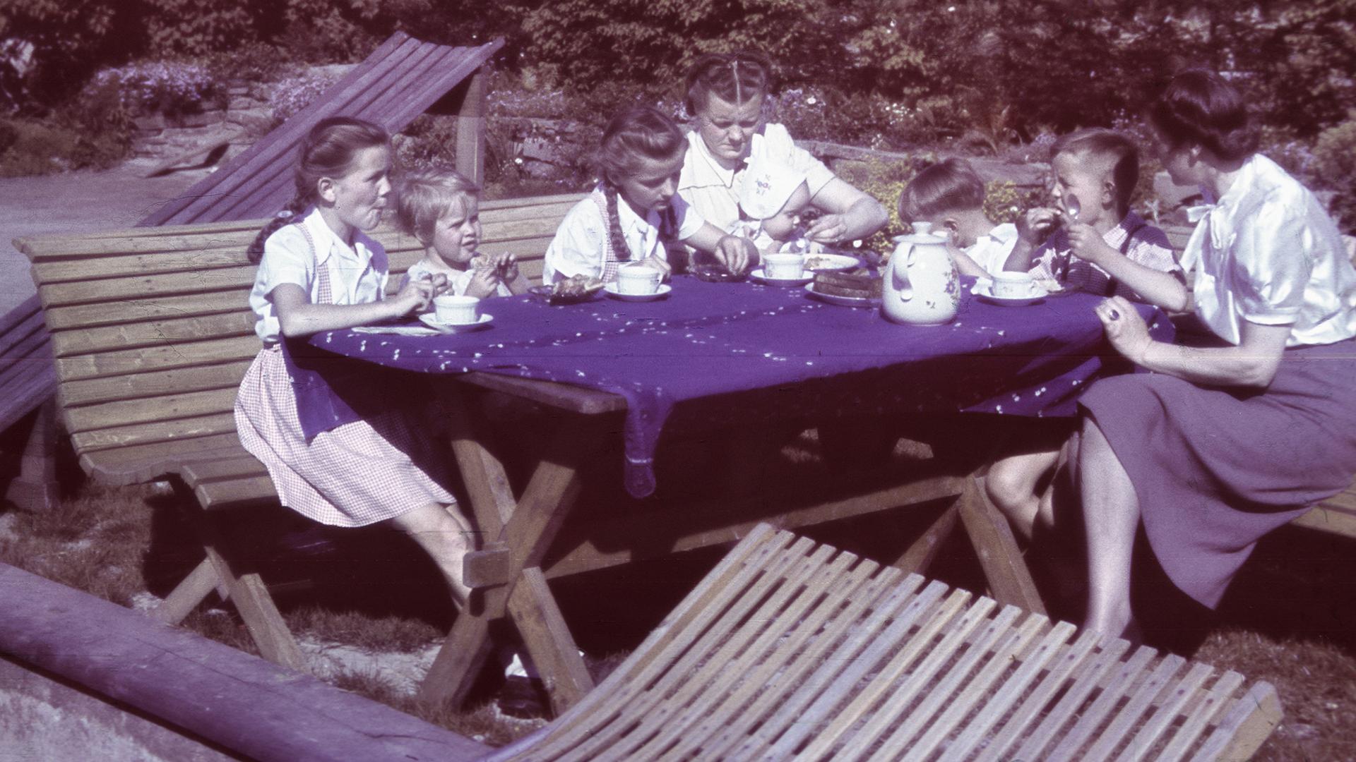 Podwieczorek (od lewej) Inge-Brigitt Höss, córka Joachima Caesara (kierownika gospodarstw rolnych w Auschwitz), Heidetraud Höss, Hedwig Höss, syn Caesara, Hans Jürgen Höss i żona Joachima