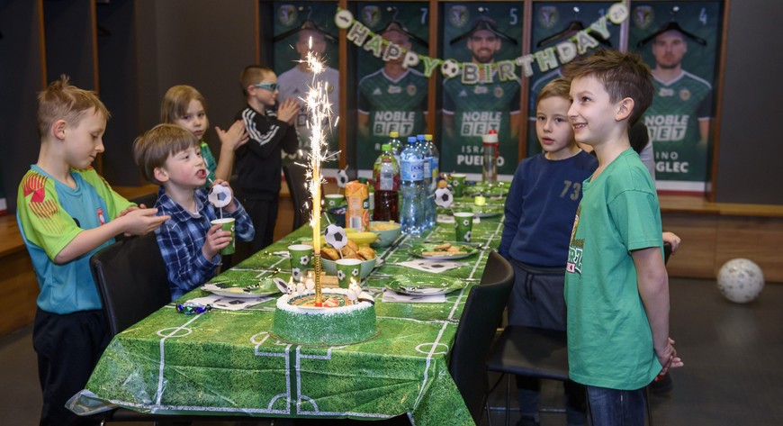 Urodziny w szatni, w której balowali piłkarze Chelsea Londyn? Czemu nie. 