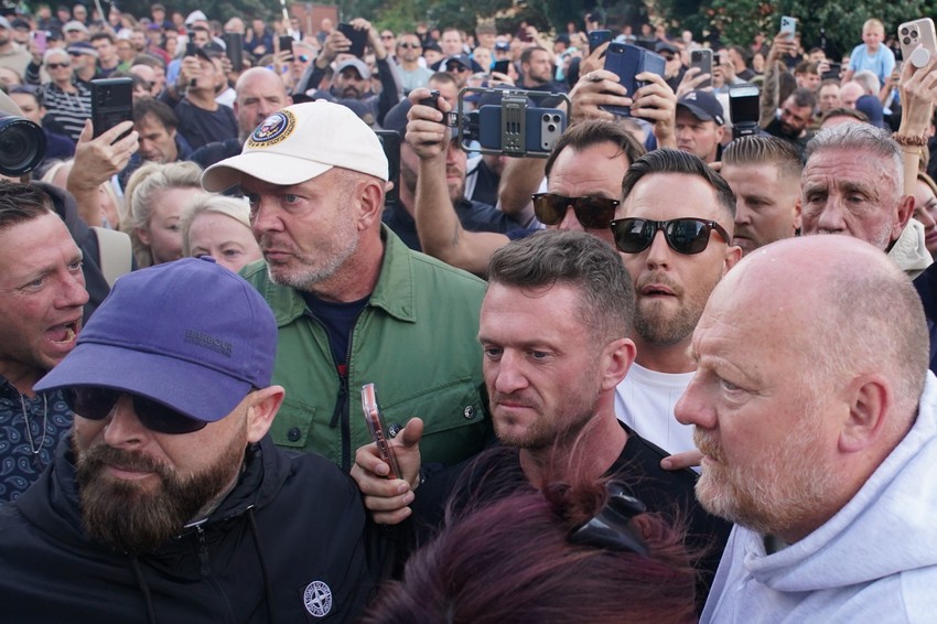 Tomi Robinson na protestu u Sautemptonu 2. juna nakon ubistva 18-godišnjeg Henrija Novaka