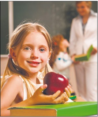 Owoce i warzywa przy szkolnej tablicy