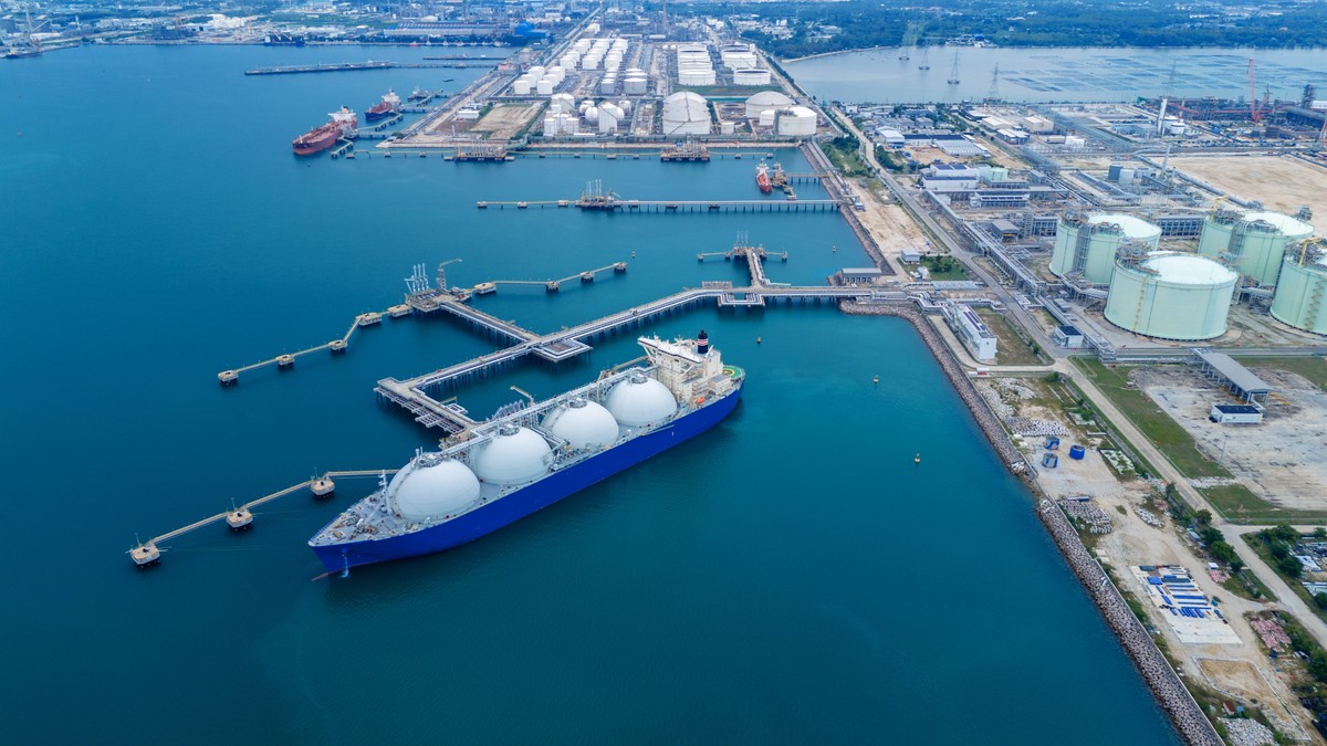Lng,(liquified,Natural,Gas),Tanker,Anchored,In,Gas,Terminal,Gas