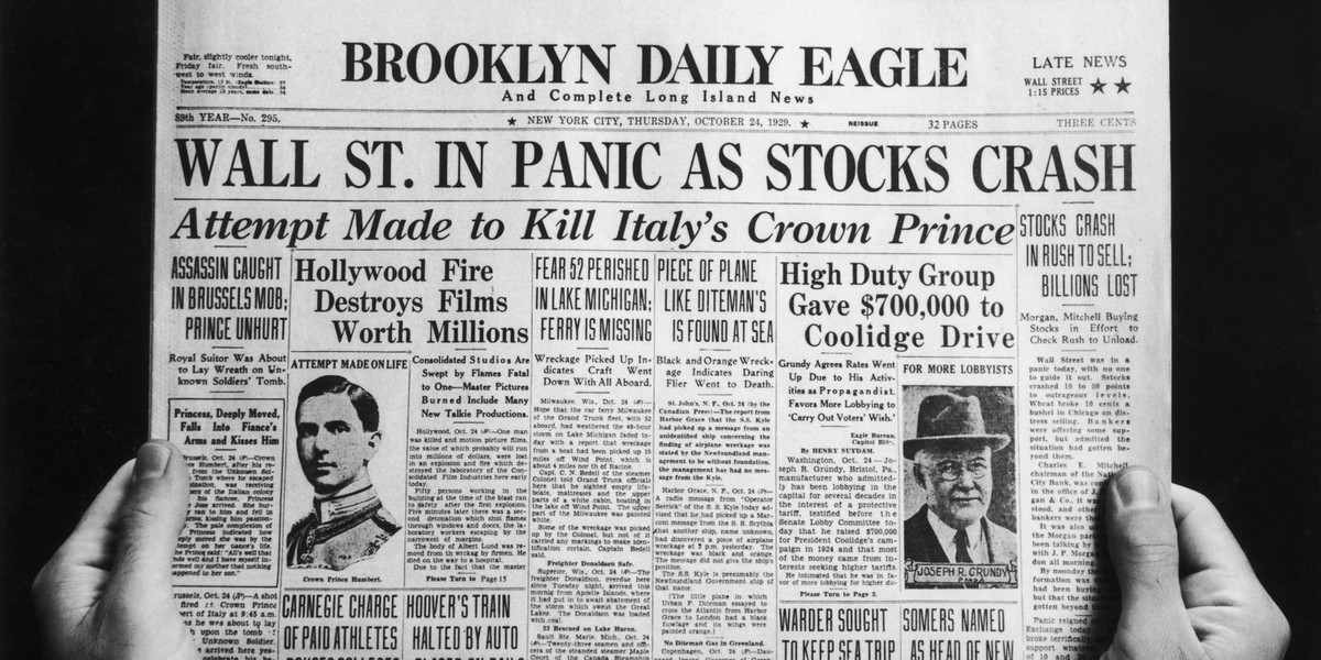 Strona tytułowa gazety Brooklyn Daily Eagle z nagłówkiem "Wall St. w panice po upadku akcji". Gazeta trafiła do sprzedaży w dniu, kiedy rozpoczął się wielki finansowych kryzys w Stanach Zjednoczonych.