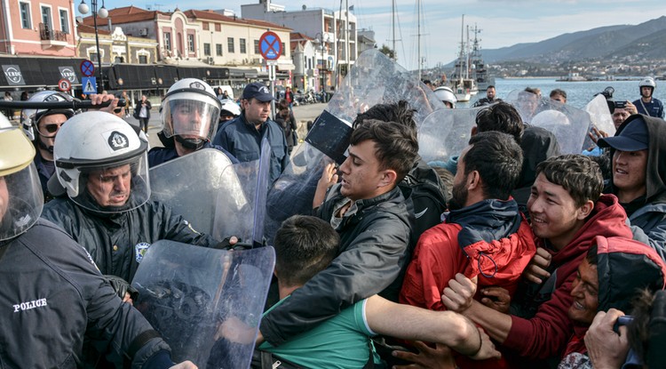 Illegális bevándorlók és görög rohamrendőrök dulakodnak a mitílíni kikötőben, Leszbosz szigetének központjában, 2020. március 3-án.