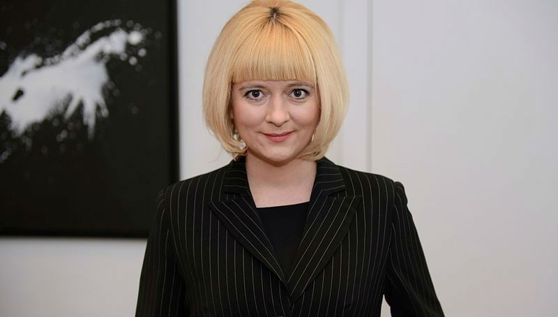 <strong>Miejsce 31. Agnieszka Odorowicz
dyrektor Polskiego Instytutu Sztuki Filmowej</strong>
<b></br>
W Polsce trudno jest nakręcić jakikolwiek film bez dofinansowania PISF, którym Odorowicz nieprzerwanie włada od dekady. To osoba z nieskrywanym dążeniem do promowania własnej marki, budząca w świecie filmu tyle samo sympatii, co kontrowersji. Stąd nieznany nigdzie indziej w Europie zwyczaj umieszczania nazwiska szefowej PISF w napisach końcowych filmów, które uzyskały wsparcie publiczne. Nie ulega jednak wątpliwości, że także dzięki pieniądzom instytutu w 2014 r. polskie kino święciło triumfy. Blisko 11-milionowa widownia na produkcjach rodzimych twórców jest potwierdzeniem, że polskie filmy coraz częściej stają się dla widzów tytułami pierwszego wyboru. Rok wcześniej krajowe produkcje obejrzało 7,2 mln widzów. W ubiegłym roku aż trzy najchętniej oglądane filmy były produkcji polskiej. Jeden z nich – „Bogowie” Łukasza Palkowskiego ze znakomitą kreacją Tomasza Kota – miał dwumilionową widownię. (pd)
<b></br>
Fot. by PISF (https://www.flickr.com/photos/pisf/14141805447/), CC BY 2.0, via Wikimedia Commons<br /><br />