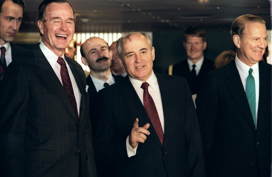 Prezydent USA George H.W. Bush (z lewej) i przywódca ZSRR Michaił Gorbaczow (w środku) podczas spotkania na Malcie. Na prawo od nich amerykański sekretarz stanu James Baker (02.12.1989)
