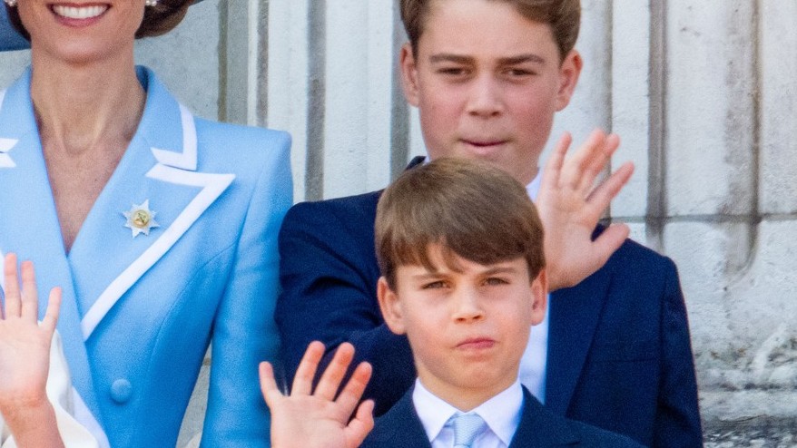 Vojenská prehliadka na počesť narodenín britského kráľa