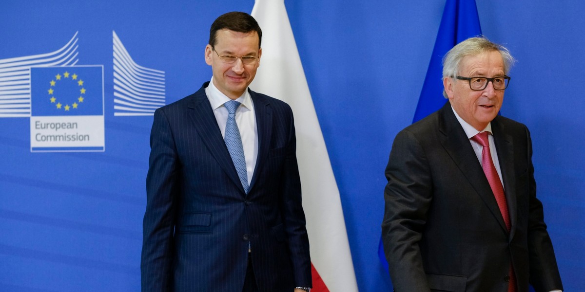 Przy okazji wizyty w Brukesli premier Mateusz Morawiecki wręczył szefowi KE Jean-Claude'owi Junckerowi "białą księgę" na temat reform sądownictwa