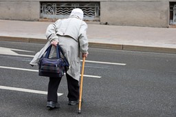 Kto naprawdę traci na 800 plus? Ekspert: skrajnie ubodzy zostali na peronie