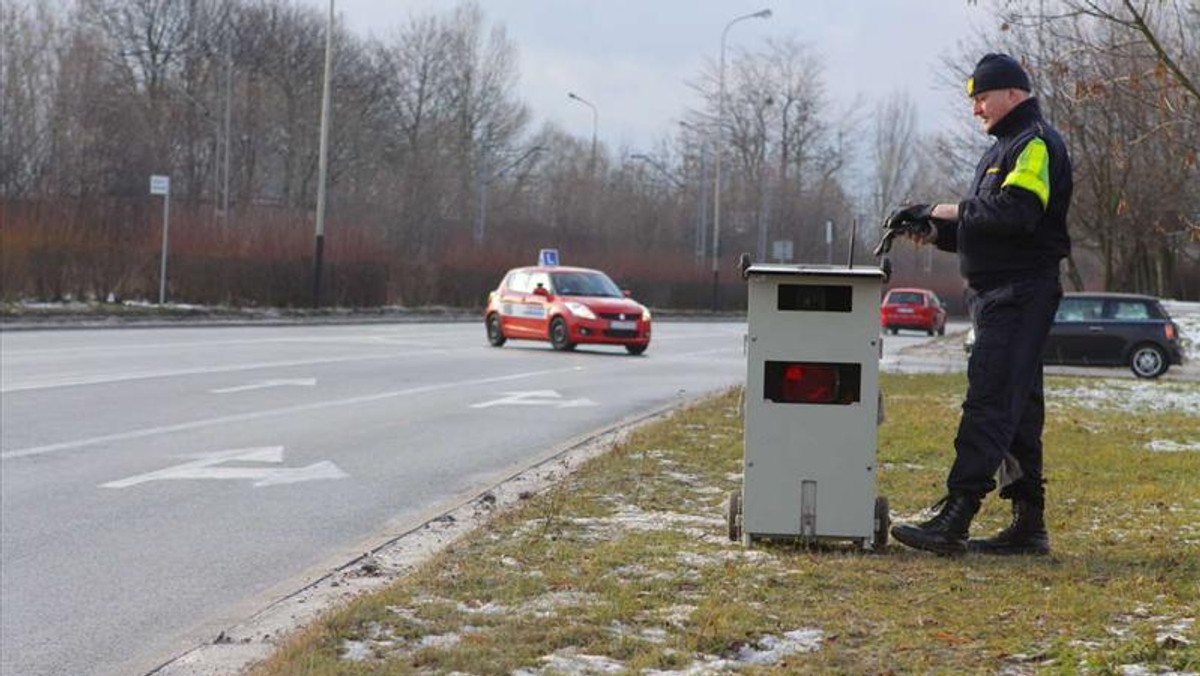 Łódzcy strażnicy miejscy publikują listę, na których ulicach spotkamy fotoradar. Żeby uniknąć mandatu, wystarczy się z nią zapoznać i zdjąć nogę z gazu.