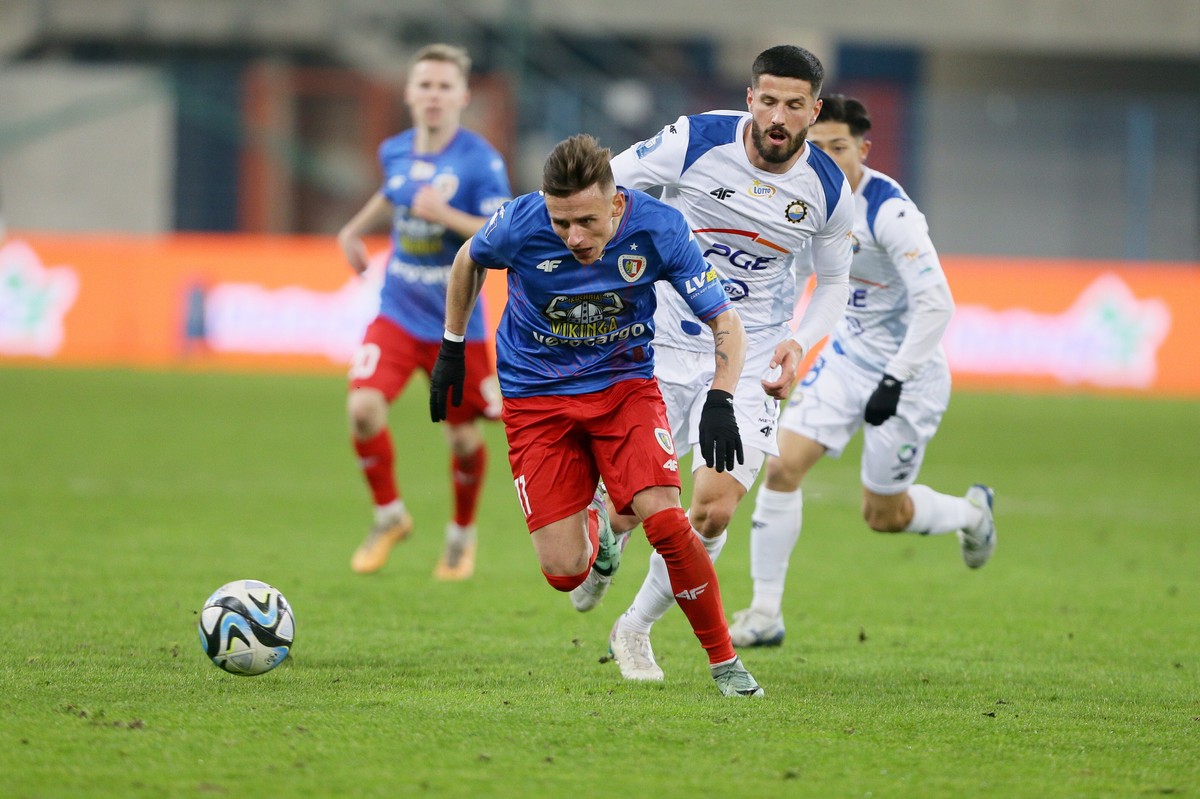 Zawodnik Piasta Gliwice Damian Kądzior (L) i Kamil Hajnowski (P) PGE FKS Stali Mielec podczas meczu 19. kolejki piłkarskiej Ekstraklasy